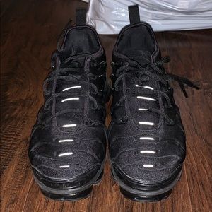 black vapormax plus